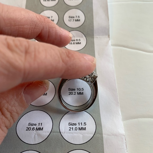 Cubic zirconia sterling Silver ring. - Picture 5 of 7